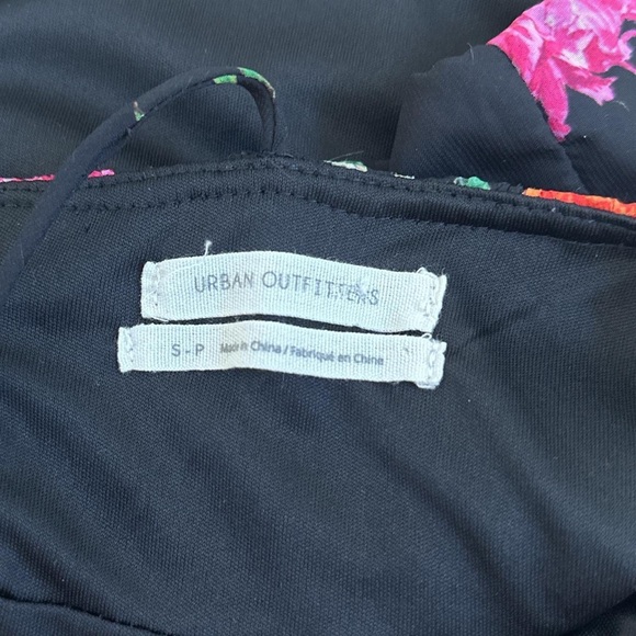 ⭐️URBAN OUTFITTERS - FLORAL TIE STRAPS CROPPED TANK TOP - Picture 3 of 3